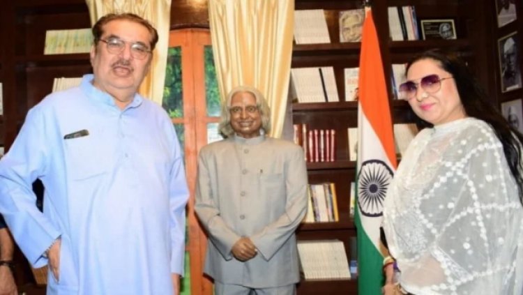 जयपुर दौरे पर फिल्म अभिनेता रजा मुराद, पत्नी के साथ वैक्स म्यूजियम में खिंचवाई तस्वीरें