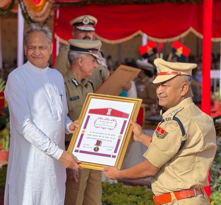 उनियारा पुलिस उपअधीक्षक शकील अहमद खान को पुलिस सेवा में उत्कृष्ट कार्य करने पर मुख्यमंत्री ने किया सम्मानित