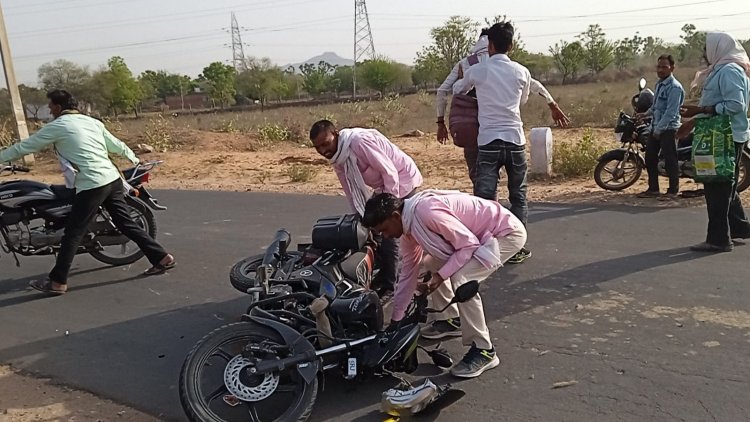 बाइक सवार के आगे अचानक गाय आने से बाइक सवार हुआ घायल लगी चोट