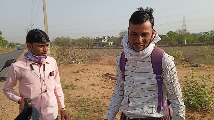 बाइक सवार के आगे अचानक गाय आने से बाइक सवार हुआ घायल लगी चोट