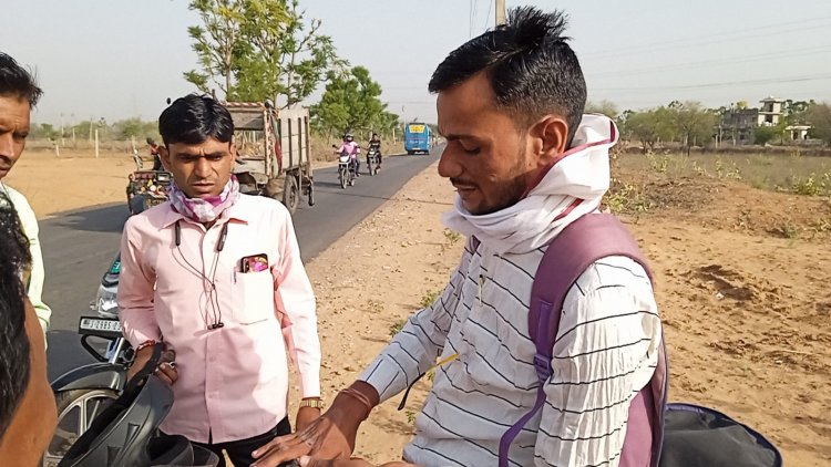 बाइक सवार के आगे अचानक गाय आने से बाइक सवार हुआ घायल लगी चोट