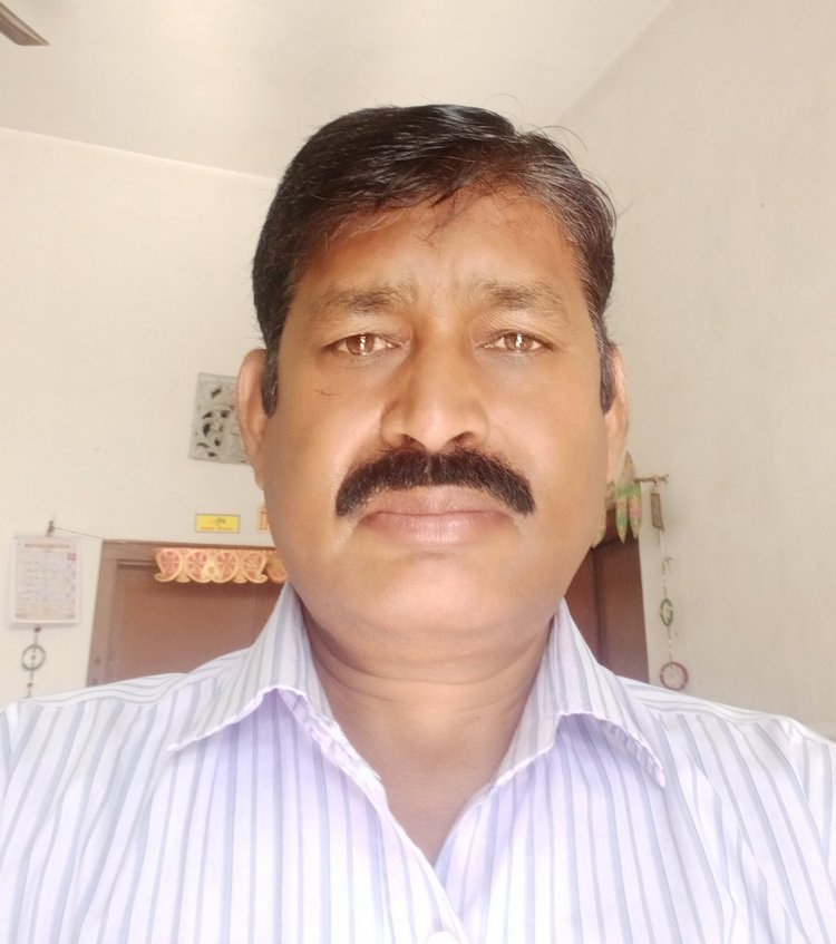 ख्वाबों में जब उसके आते, गम के आंसू पीती है, महीने उसे लगते साल के, रो रो कर वो जीती है