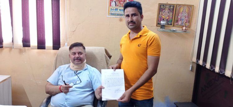 टूटे फेरोकवर लगाने व सीसी सड़क बनवाने की मांग को लेकर प्रशासन को सौपा ज्ञापन