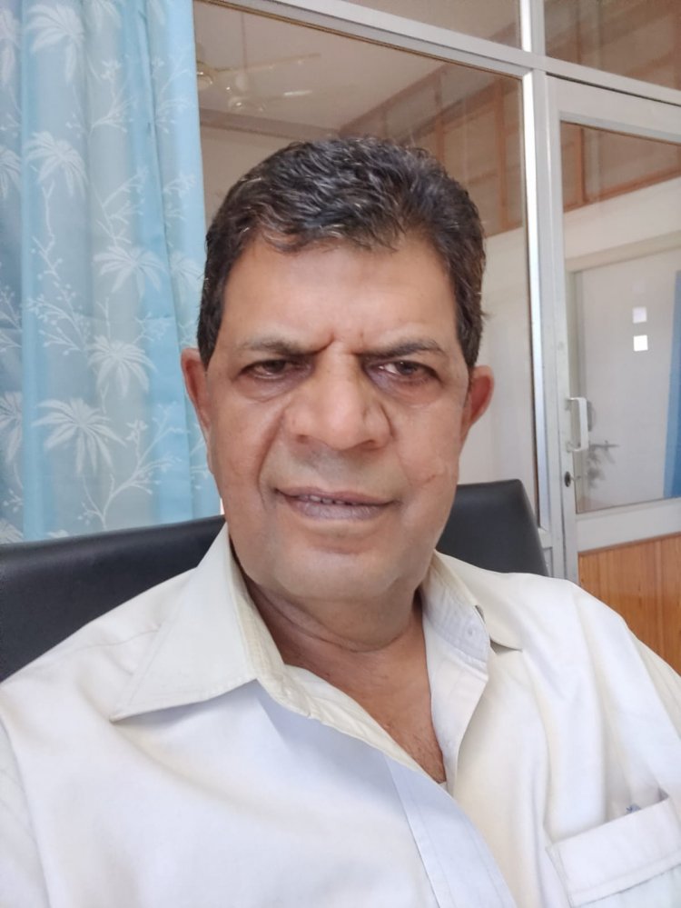 अब मै तलाश रहा हूँ...   एक चरित्रहीन औरत   पर मै हैरान...हूँ... 