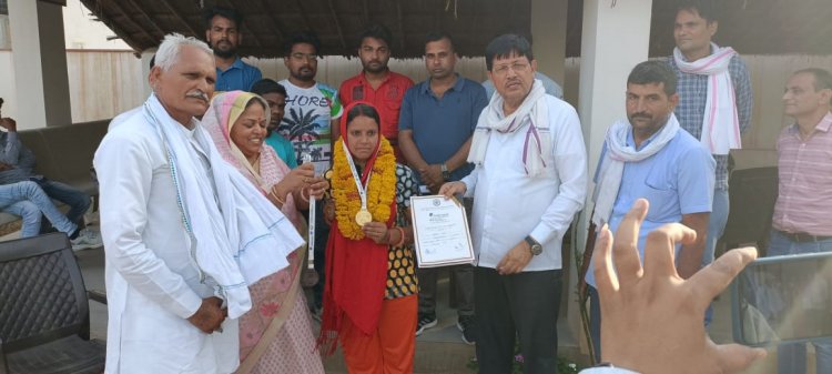 Dausa's disabled female player won a gold and a bronze medal at the national level, welcomed by MLA Murari Lal Meena