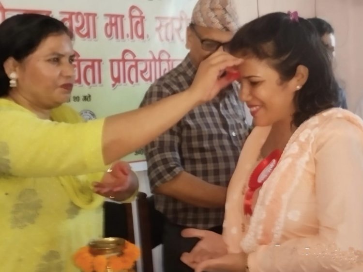 नेपाल की मशहूर लेखक भवानी न्यौपाने "भावना" को कार्यक्रम के दौरान सम्मानित कर के दिया प्रशस्ति पत्र