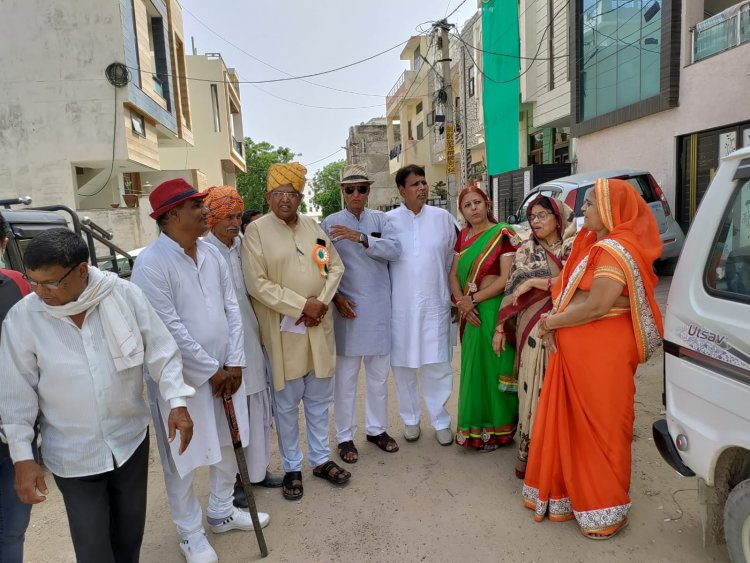 जगदीश रमन उपाध्यक्ष सामाजिक चेतना एवं विकास संस्थान के कर कमलों द्वारा फीता काटकर गृह प्रवेश के कार्यक्रम का उद्घाटन किया