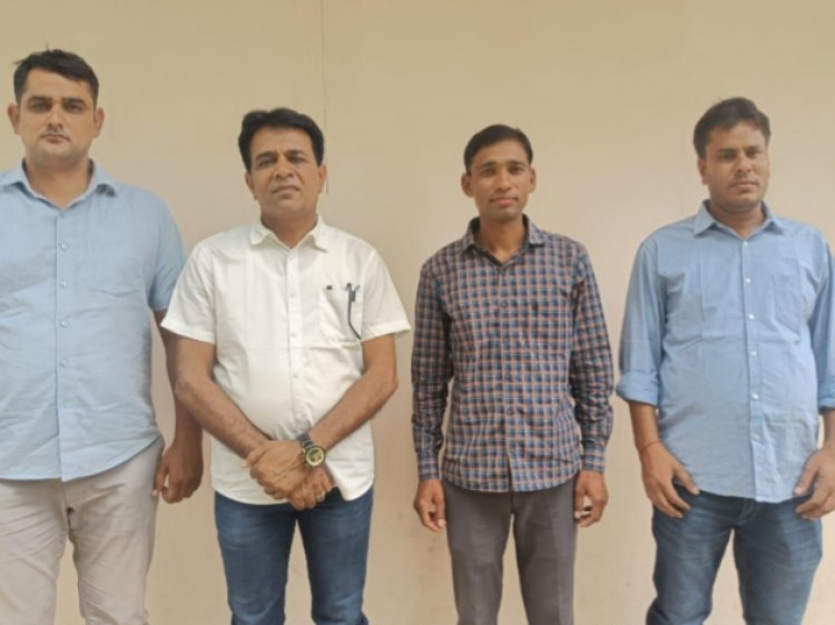 डकैती में पीड़ीत परिवार के चार मोबाईल फोन, एक टेबलेट एवं डकैतों के तीन मोबाइल जप्त