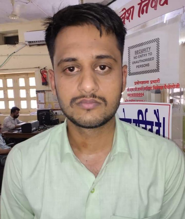 जालोर में सब रजिस्ट्रार कार्यालय का कनिष्ठ सहायक 1 लाख 11 हजार रूपये रिश्वत लेते रंगे हाथों गिरफ्तार, एक कनिष्ठ सहायक और दलाल (प्राईवेट व्यक्ति) मौके से हुये फरार, तलाश जारी