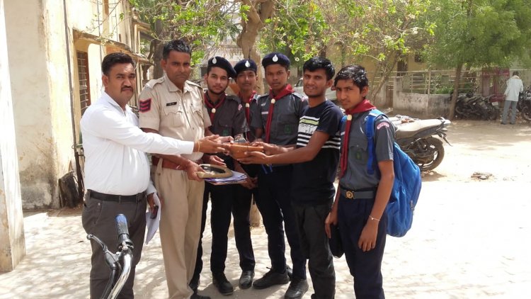 इस भरी गर्मी मे बेजुबानो का सहारा बने स्काउट
