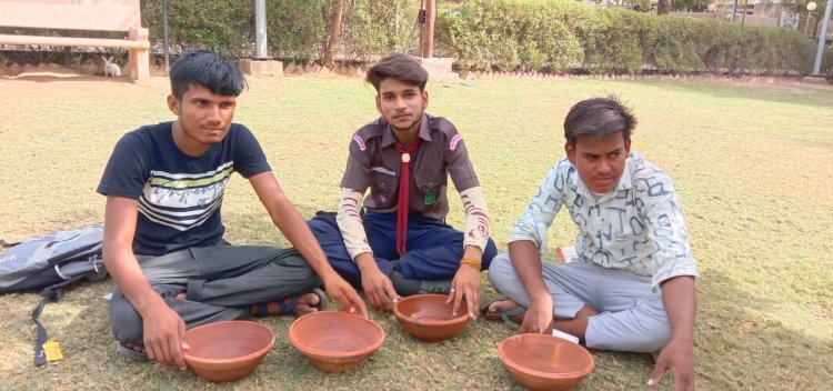 इस भरी गर्मी मे बेजुबानो का सहारा बने स्काउट