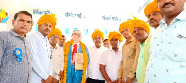बाबा साहेब डॉ. बी आर अंबेडकर जी की मूर्ति का अनावरण मंत्री अशोक चांदना एवं राष्ट्रीय अध्यक्ष श्री हरिनारायण बैरवा के द्वारा संपन्न