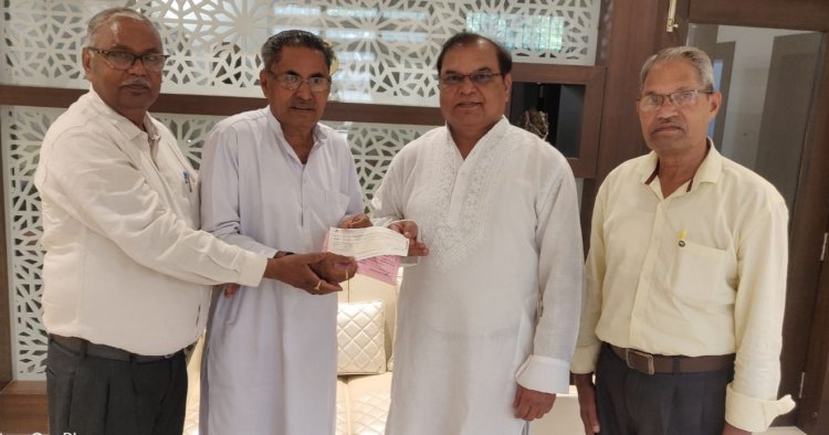 पूर्व जीएम ओम प्रकाश वर्मा ने बैरवा छात्रावास के निर्माण कार्य हेतु एक लाख इक्यावन हजार का चेक दिया