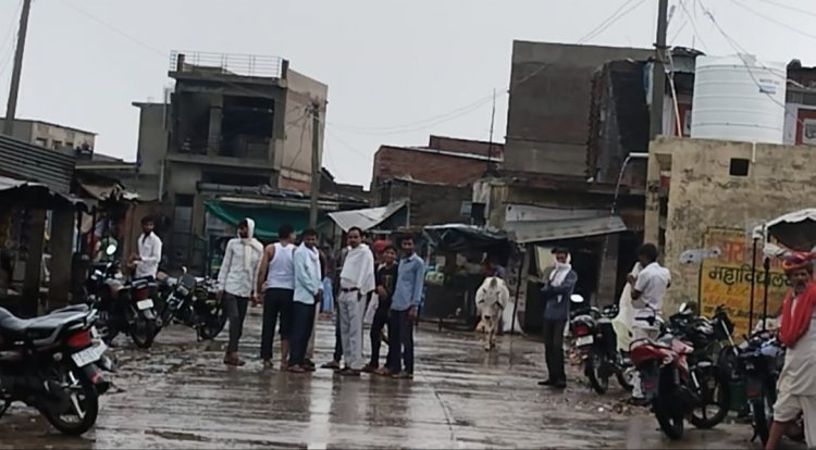बिजली की तेज गरगराहट से दूकान में लगी आग, मकानों में आई दरारें- मची अफरातफरी। उनियारा।