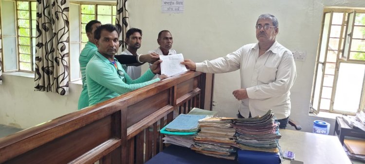 उपखंड अधिकारी टोडारायसिंह रूबी अंसार जी के नाम एसडीएम के रिडर रामानंद चौधरी को मोर मे हटाया गया अतिक्रमण मुक्त चरागाह पर वापिस कब्जा करने के संदर्भ मे सौपा ज्ञापन