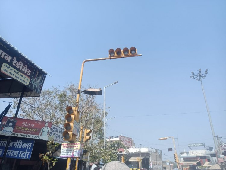 ट्रैफिक सिग्नल केवल दिखावे के तौर पर, न बत्तियां चालू, न हीं पुलिसकर्मी तैनात, सब गोलमाल