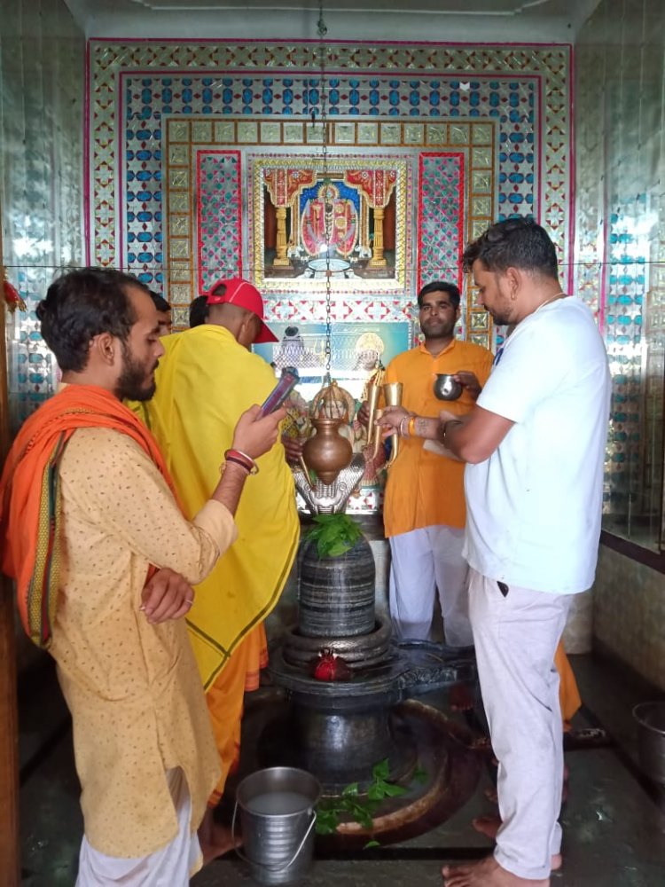 पशुपति महादेव मन्दिर में आज श्रावण मास के अंतिम सोमवार के अवसर पर भगवान भोलेनाथ के चरणों में दुग्ध अभिषेक किया गया।