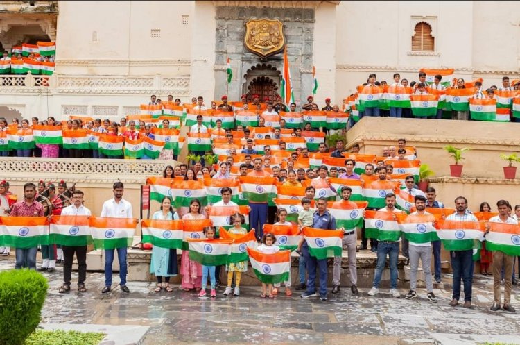 लक्ष्यराज सिंह मेवाड़ ने पर्यटकों, स्कूली बच्चों, हुनरमंदों, कलाकारों को बांटे 2500 से ज्यादा तिरंगे
