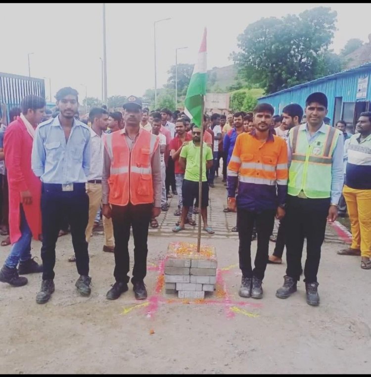 आज दरिबा R D मांईस में KEC कंपनी द्वारा ध्वजारोहण किया राष्ट्रगान गाकर आजादी का अमृत महोत्सव मनाया