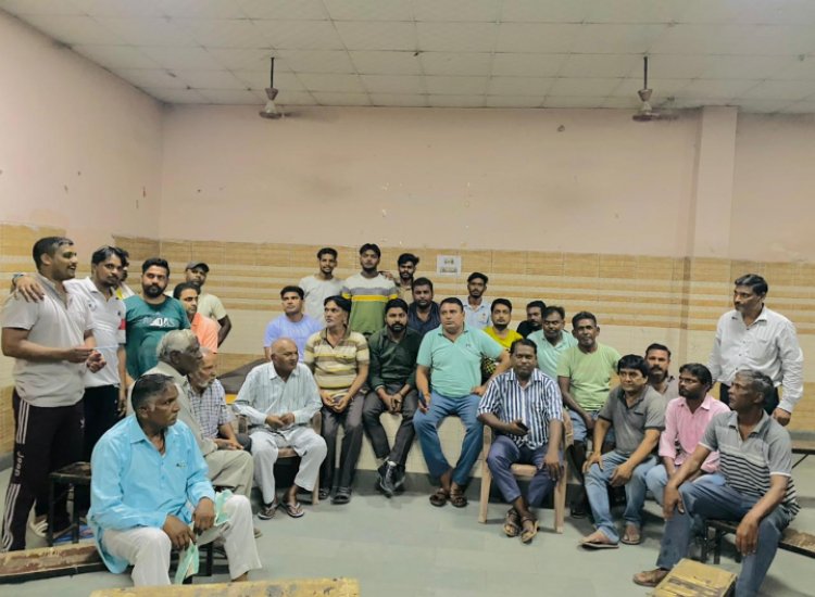 भगवान वाल्मीकि मंदिर चुना भट्टी में सभी कॉलोनी वासियों ने मिलकर एक मीटिंग बुलाई