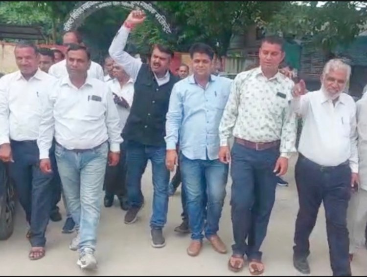 घड़साना में एडवोकेट के सुसाइड का मामला : कपासन बार एसोसिएशन किया न्यायिक कार्यों का बहिष्कार , दोषी पुलिस अधिकारियों और लोगों को सख्त सजा दिलाने की की मांग