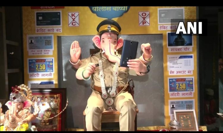 महाराष्ट्र के मुंबई में गणेशोत्सव के लिए  विले पार्ले पुलिस स्टेशन में 'पुलिस बप्पा' का स्वागत
