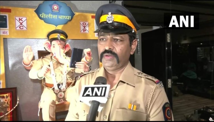 महाराष्ट्र के मुंबई में गणेशोत्सव के लिए  विले पार्ले पुलिस स्टेशन में 'पुलिस बप्पा' का स्वागत
