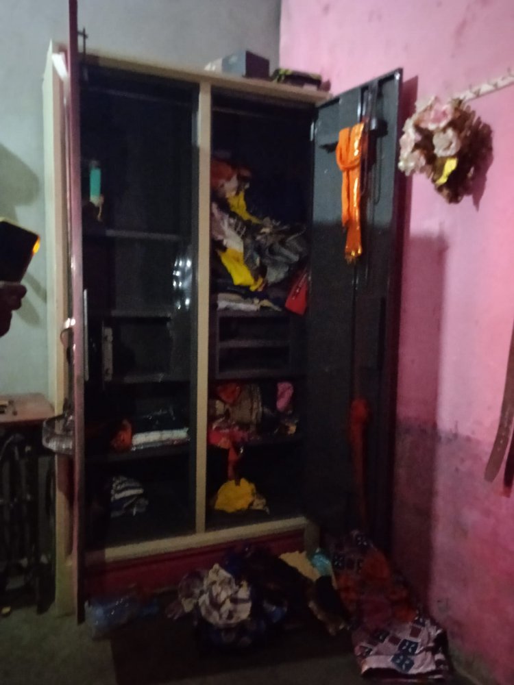 जाशमा में अज्ञात चोर रात में घुसकर कमरे का ताला तोड़कर तिजोरी का ताला तोड़कर 5 किलो चांदी के आभूषण 4 तोला सोना एवं ₹16000 नगदी चुरा के ले गए।