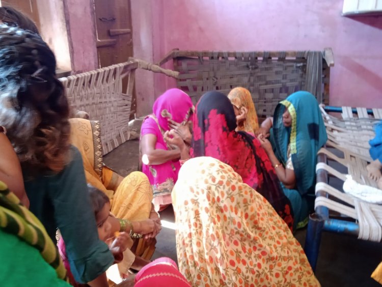 जाशमा में अज्ञात चोर रात में घुसकर कमरे का ताला तोड़कर तिजोरी का ताला तोड़कर 5 किलो चांदी के आभूषण 4 तोला सोना एवं ₹16000 नगदी चुरा के ले गए।