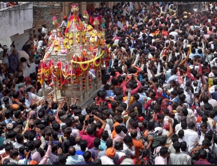 दो साल बाद निकली ठाकुर जी की रथयात्राः हेलीकॉप्टर से की पुष्प वर्षा , अलग - अलग राज्यों से आए श्रद्धालु , चित्तौड़गढ़
