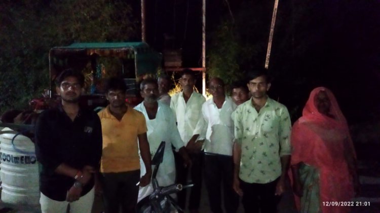कुथना गाँव में गौ भक्तों ने किया लम्पी महामारी बिमारी के आयुर्वेदिक दवा का छिड़काव किया