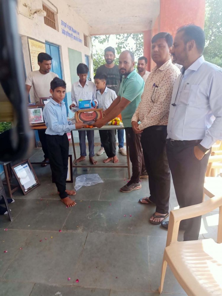 धने त कलां राजकीय संस्कृत उच्च प्राथमिक विद्यालय, धने त कलां में पूजा एसोशियशन अविन्यू फ्रांस के तत्वाधान में गरीब और होनहार छात्र छात्राओं को बैग, जूते,पेंसिल बॉक्स का वितरण किया गया
