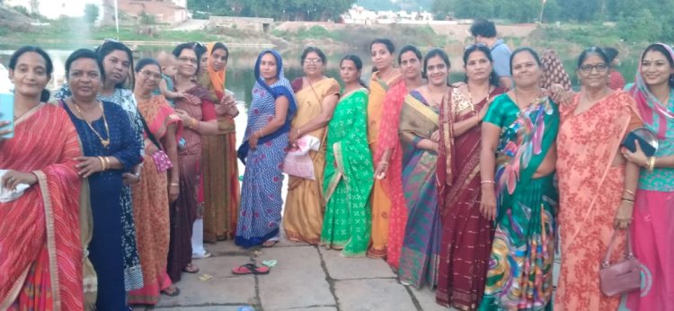 अंजनी सुंदरकांड महिला मंडल ने नदीतट पर दीपदान किया