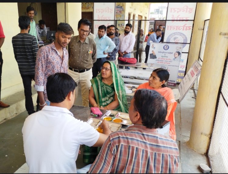कपासन में इंद्रा रसोई घरों का औचक निरीक्षण : चपातियां गर्म तो सब्जी मिली ठंडी , एसडीएम सहित अधिकारियों ने की जांच