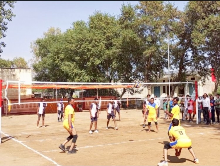 जिला स्तरीय दो दिवसीय वॉलीबॉल प्रतियोगिता : नेता प्रतिपक्ष गुलाबचंद कटारिया ने की शुरुआत , उद्घाटन मैच में सिंहपुर की टीम जीती