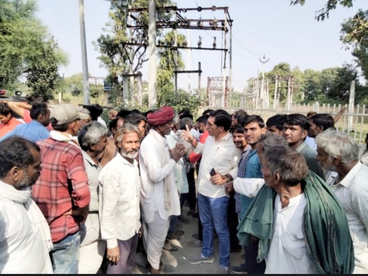 अनियमित बिजली सप्लाई से ग्रामीणों में आक्रोश : हथियाना जीएसएस पर तालाबंदी कर प्रदर्शन किया , अधिकारी का घेराव किया