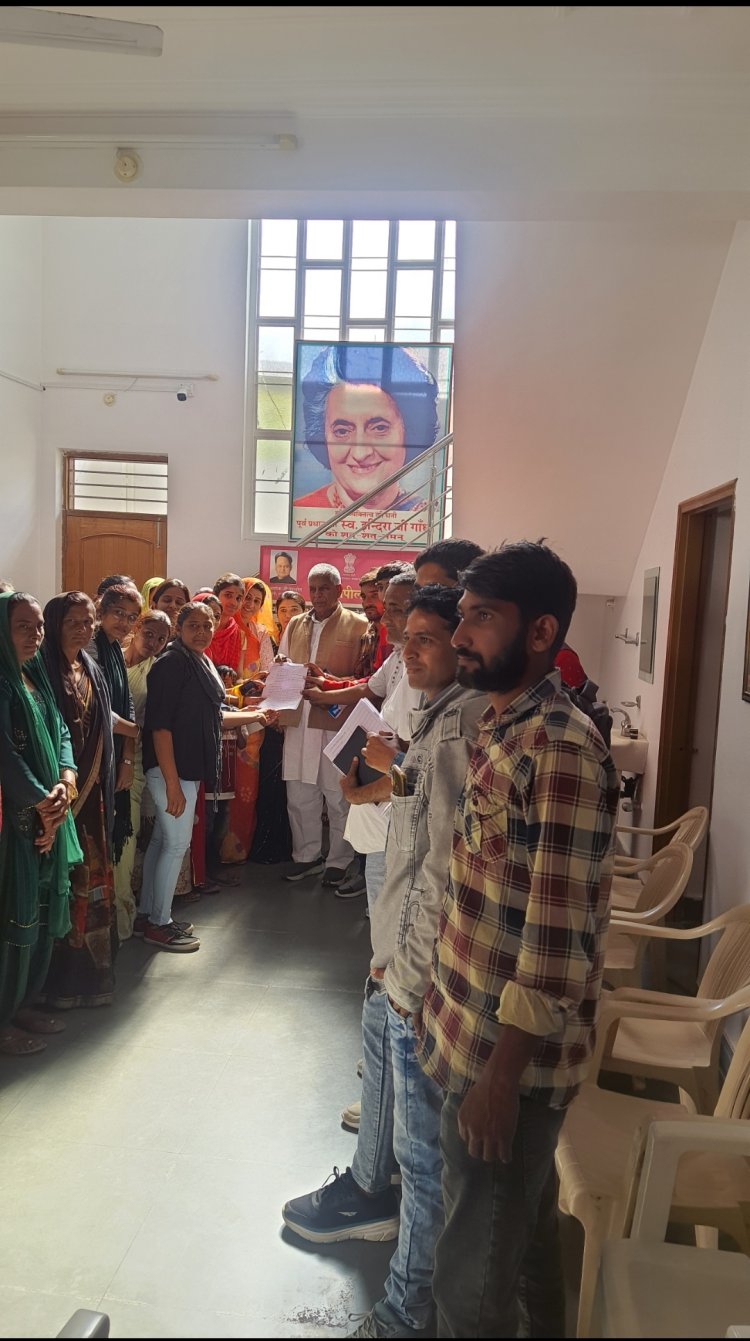 राजविका प्रयोजना अंतर्गत स्टॉफ को राजस्थान संविदा हायरिंग टू सिविल पोस्ट नियम 2022 में सम्मिलित कराने के क्रम में सुरेन्द्र सिंह जाड़ावत साहब को समस्त CLF स्टाफ चितोड़गढ जिले द्वारा ज्ञापन दिया गया