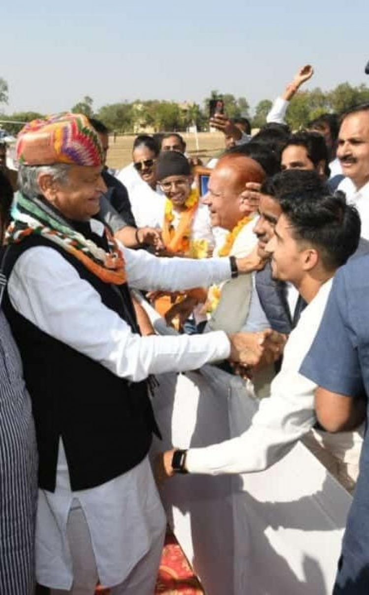 गजब का फर्जीवाडा •• *कागजों में सीएम 8 बार भरतपुर में कर गए भोजन* ••