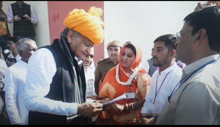 यदि अधिकारी और नेता शामिल नहीं तो तिजोरी से पेपर लीक होना जादूगरी ही है। आखिर अशोक गहलोत इतना अपमान क्यों सह रहे हैं?