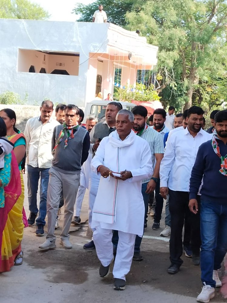 नगर परिषद के वार्ड 28 के उपचुनाव में कांग्रेस प्रत्याशी मेनारिया के पक्ष में राज्यमंत्री ने वार्ड में किया सघन जनसंपर्क