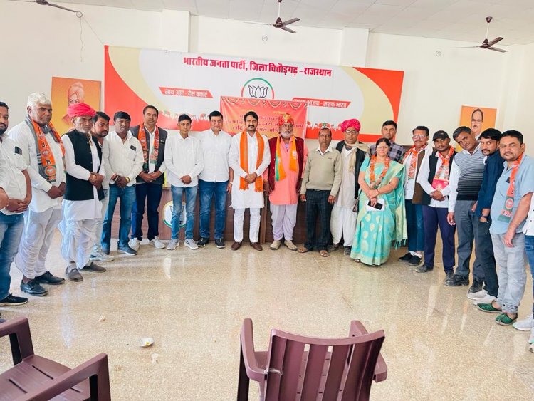 भारतीय जनता पार्टी किसान मोर्चा की जिला कार्यसमिति बैठक मंगलवार को भाजपा जिला कार्यालय पर आयोजित हुई। बैठक कर शुरूआत किसान मोर्चा जिला प्रभारी रोहिताश्व घांघल के मुख्य आतिथ्य तथा तारावती धाकड़ एवं जिलाध्यक्ष गब्बर अहीर की अध्यक्षता में दीप प्रज्वलन के साथ हुई।