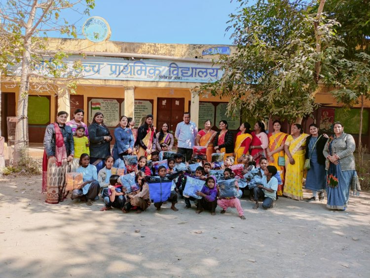 खरड़ी बावड़ी स्कूल में गांधीनगर माहेश्वरी महिला संगठन ने बच्चो को स्वेटर वितरित किये, सिखाया बड़ो का सम्मान करना।