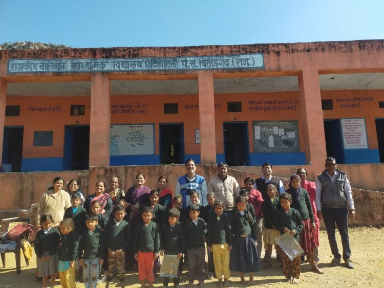 घटियावली विद्यालय में शिक्षक ने जन्मदिन पर दो दर्जन बच्चों को किए ऊनी स्वेटर भेट।