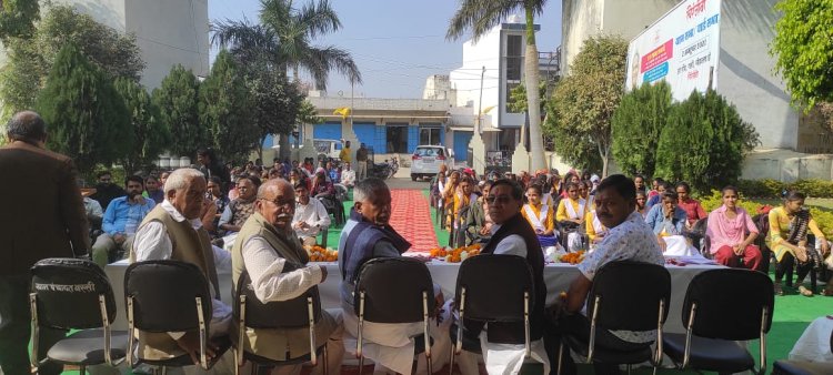 राज्य मंत्री जाड़ावत ने भामाशाह बनकर बस्सी कन्या महाविद्यालय में पूर्व में पाठ्य पुस्तके तो अब यूनिफार्म वितरित की।