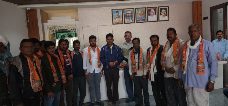 कांग्रेस को लगा बड़ा झटका रोलाहेड़ा गांव के 2 दर्जन से अधिक युवाओं ने बीजेपी कि जॉइन