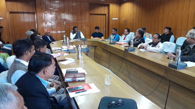 सफाई कर्मचारी आयोग अध्यक्ष किसन लाल जेदिया ने ली विभिन्न विभागो के साथ बैठक, दिये आवश्यक निर्देश।