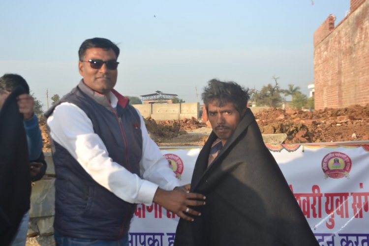 जिला माहेश्वरी युवा संगठन ने कच्ची बस्ती, स्टेशन क्षेत्र में जरूरतमंदों को वितरित किये कम्बल।