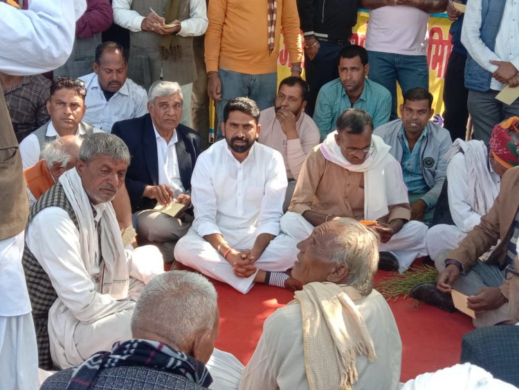 आज दिनांक 19/01/2023 को प्रदेश कांग्रेस कमेटी सदस्य शाहपुरा विधानसभा कांग्रेस प्रत्याशी मनीष यादव के नेतृत्व में फसल खराबे अघोषित बिजली कटौती के विरुद्ध मुख्यमंत्री के नाम एसडीएम मनमोहन मीणा को सैकड़ों कार्यकर्ताओं के साथ सौंपा ज्ञापन