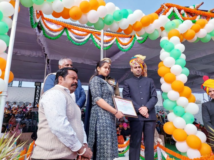 बालाजी कुश्ती एवं जुड़ो प्रशिक्षणं संस्थान की होनहार बालिका पहलवान कौशल्या गुर्जर को जिला स्तर पर 74 वें गणतंत्र दिवस के मौके पर किया गया सम्मानित