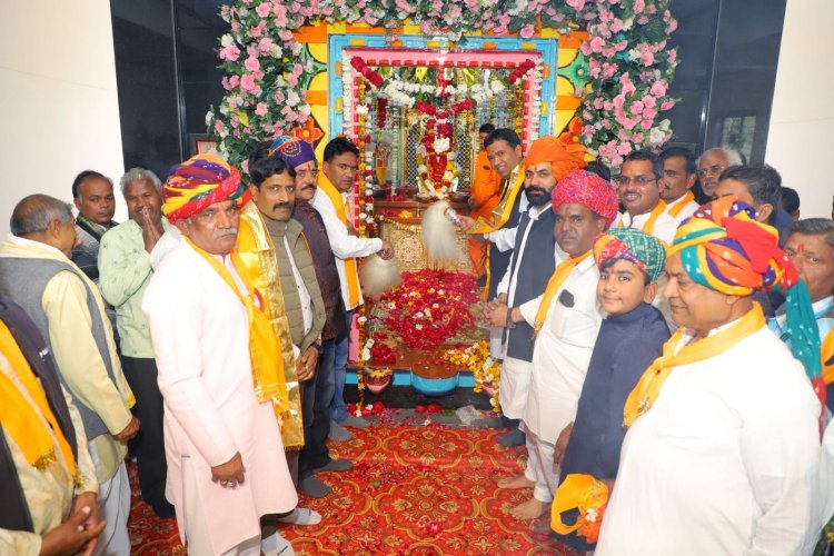 विधायक आक्या ने भगवान विश्वकर्मा की शोभायात्रा का स्वागत किया ध्वजारोहण एवं कलश स्थापना में सम्मिलित हुए।